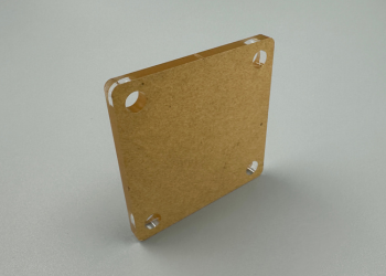 アクリル板（PMMA）のレーザー加工事例 小径・多穴プレート部品への高精度な穴あけとR加工　株式会社ダイコー