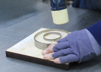 トムソン加工（ビク抜き）徹底ガイド｜「型」まで自社で作るダイコーだから実現できる、超短納期・高精度の対応